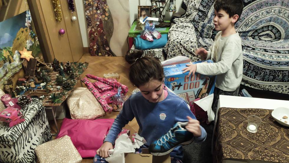 Día de Reyes. Los niños abren sus regalos.rn