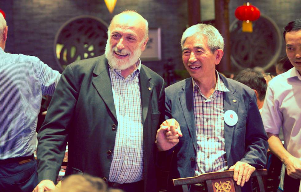 Carlo Petrini (izquierda), en el congreso de Slow Food en Chengdu (China) en septiembre.