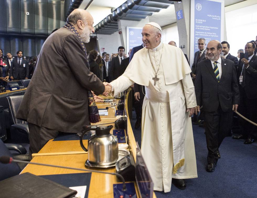 Petrini (izquierda) saluda al papa Francisco en presencia del director general de la FAO, José Graziano da Silva.