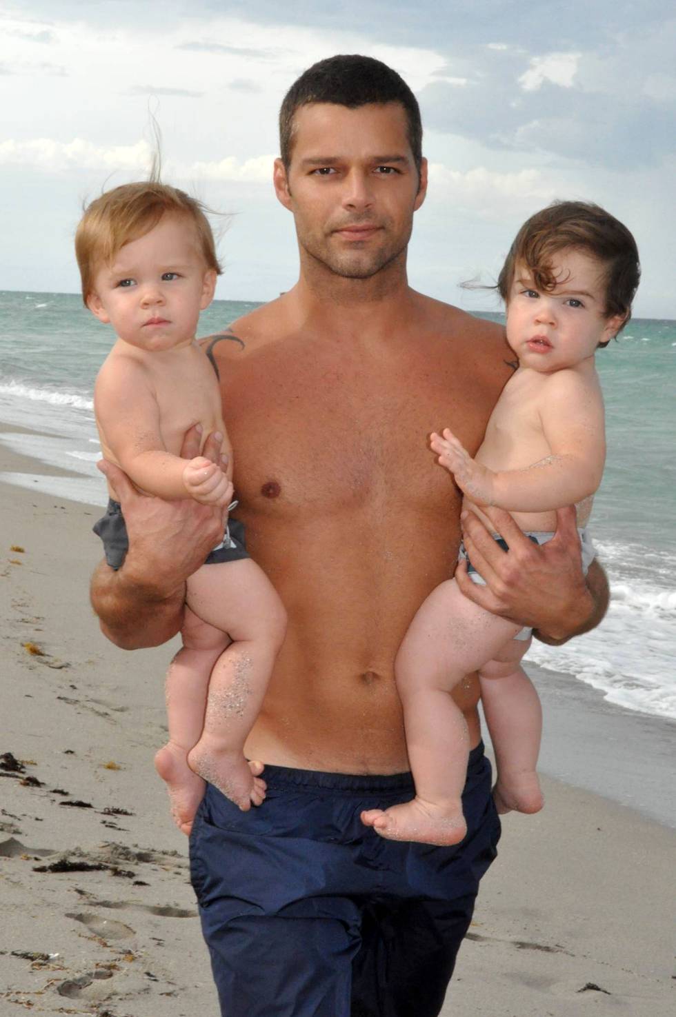 Ricky Martin posa con sus hijos en Miami en 2009.