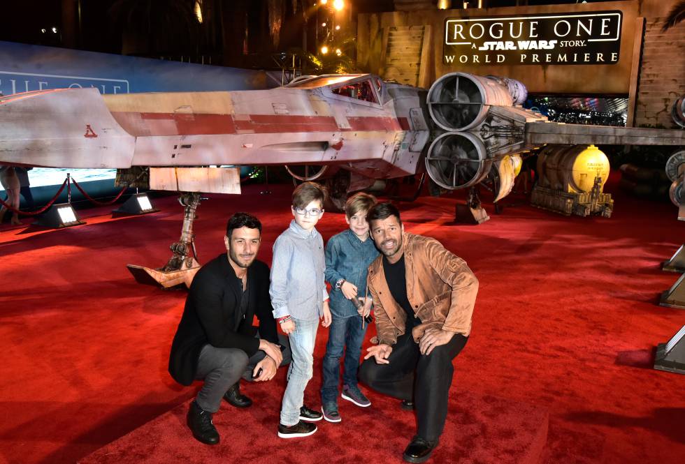 Ricky Martin, junto a su entonces prometido Jwan Yosef y sus hijos, en el estreno de Star Wars Rogue One en diciembre de 2016 en Los Ángeles.