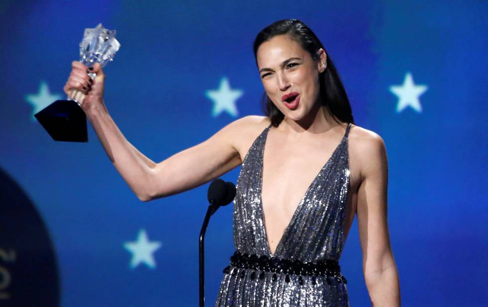 La actriz Gal Gadot recoge el premio a mejor película de acción por 'Wonder Woman' en los Critics’ Choice Awards.