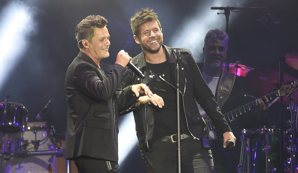 Alejandro Sanz y Pablo López en el concierto 'Más es Más' en Madrid el 24 de junio.