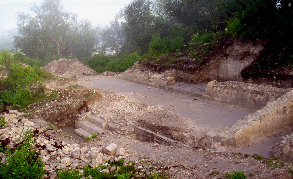 Margem norte da Praça Grande de Teposcolula. Sob sua base foi encontrado um cemitério com corpos de vítimas do ‘cocoliztli’