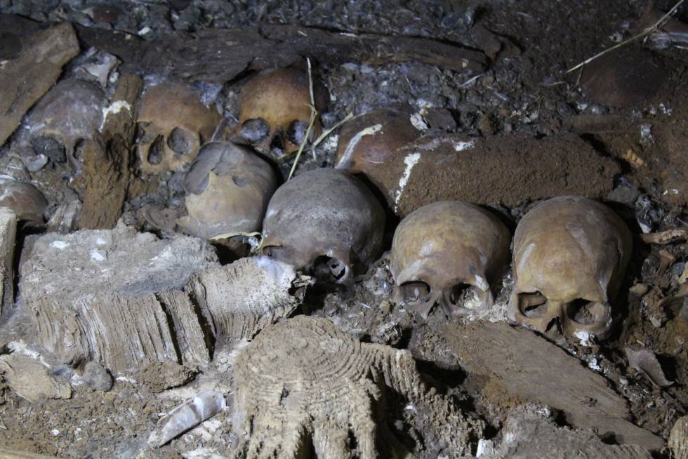 Cráneos apiñados en el interior de la cueva de Biniadrís (Menorca).