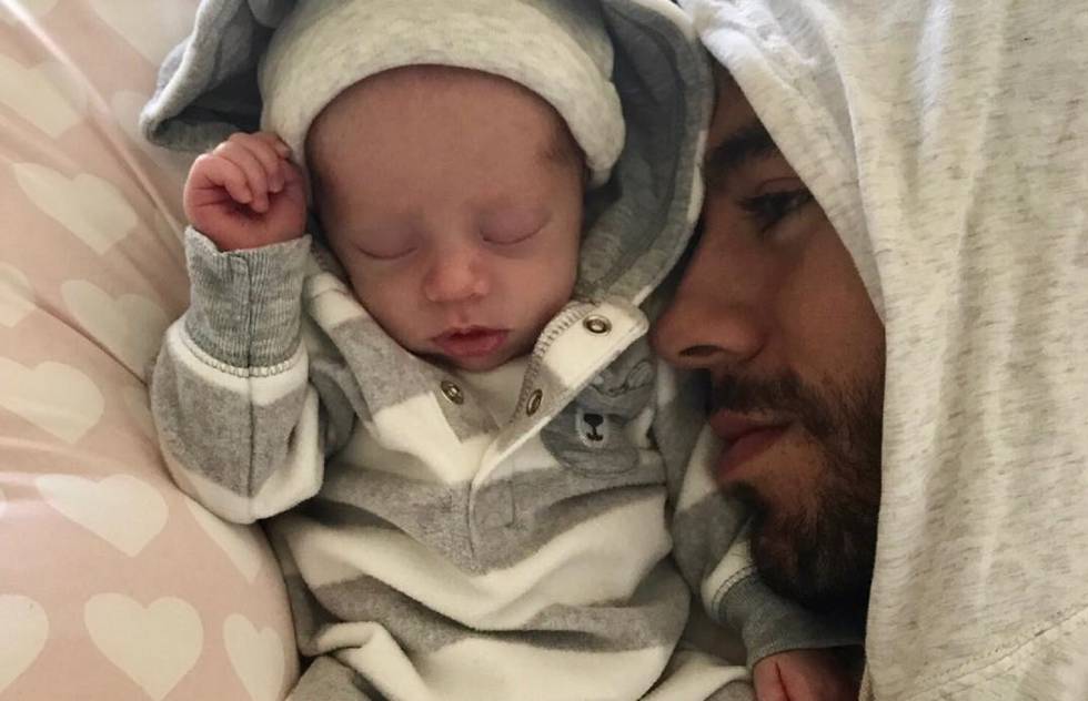 Enrique Iglesias, con uno de sus niños.
