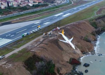 Así ha recuperado Turquía el avión que se accidentó por un acantilado