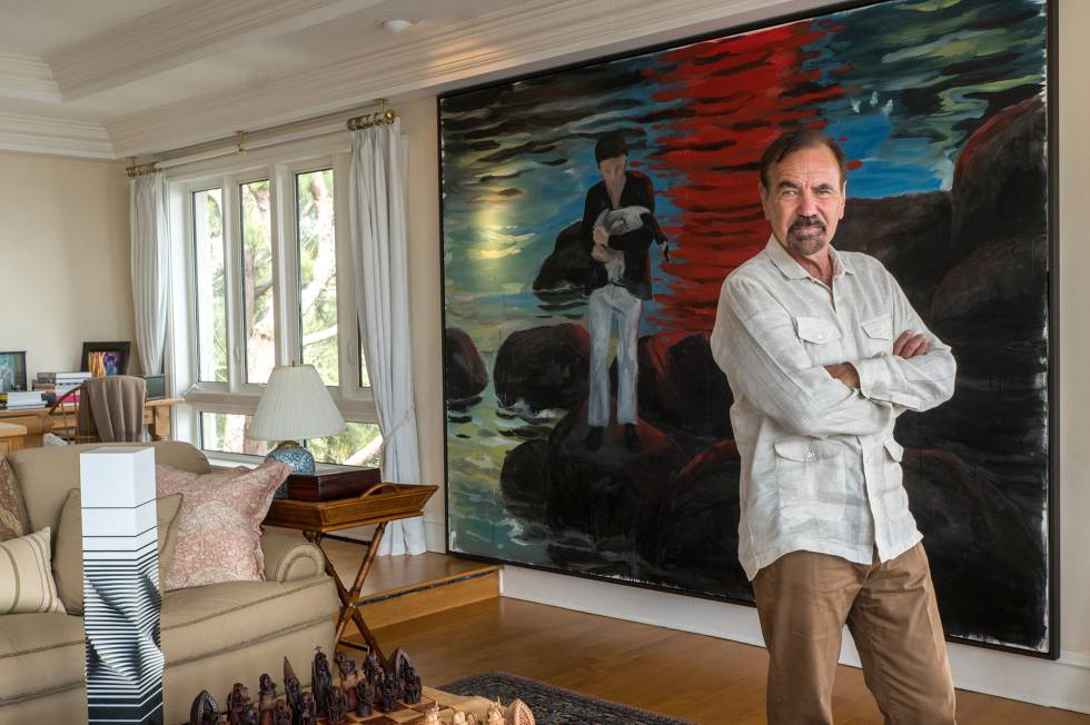 O empresário Jorge Pérez está à frente de um império imobiliário. Na imagem inferior, em Villa Cristina, sua mansão de Coconut Grove (Miami, Flórida), posa diante de 'The Hunter' (2016), do cubano Enrique Martínez Celaya