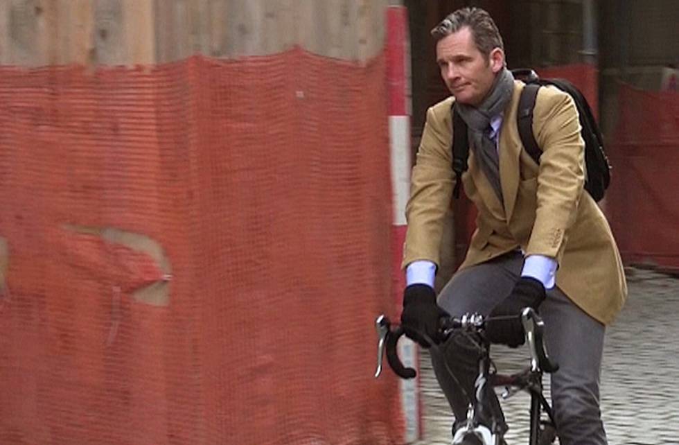 Iñaki Urdangarin, en bicicleta por las calles de Ginebra en febrero de 2017.