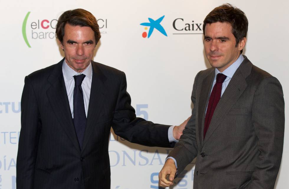 El expresidente José María Aznar y su hijo mayor en 2013 en un evento en Madrid.