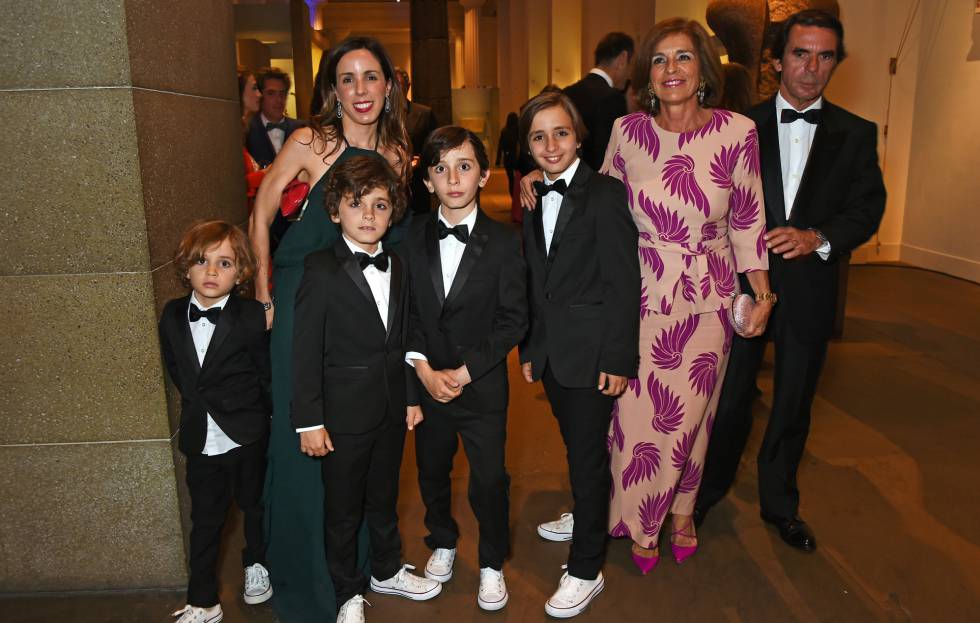 Ana Aznar con sus padres, Ana y José María Aznar y sus cuatro hijos en 2016 en Londres, en una cena de gala de la Fórmula E.