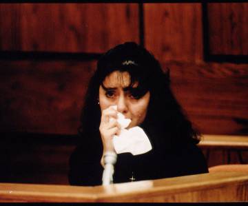 Lorena Bobbitt rompe a llorar en el quinto día de su juicio.