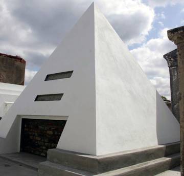 La tumba pirámide de Nicolas Cage en Nueva Orleans.