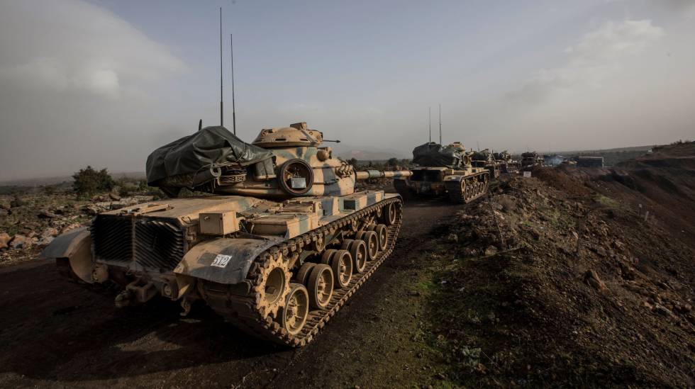 Tanques del Ejército turco listos para cruzar la frontera sirio-turca, en el distrito de Hassa, Turquía, el pasado 22 de enero de 2018.