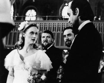 Meryl Streep e John Cazale foram um dos casais mais autênticos de Hollywood nos anos setenta. Na imagem, uma cena de 'O franco atirador' (1978) com os dois atores. De barba, sorrindo, Robert De Niro.