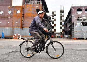 Un trabajador se desplaza en bicicleta por dentro de los astilleros de Saint Nazaire, en septiembre de 2017.