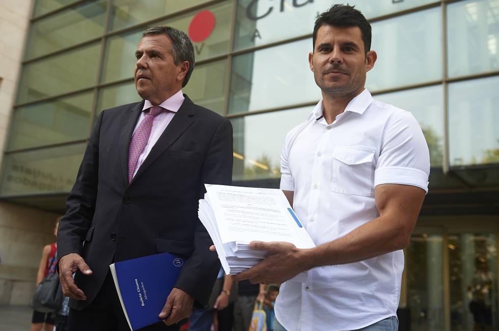El abogado Fernando Osuna y, a la derecha, Javier Sánchez, presunto hijo de Julio Iglesias, tras salir de los juzgados el pasado septiembre.