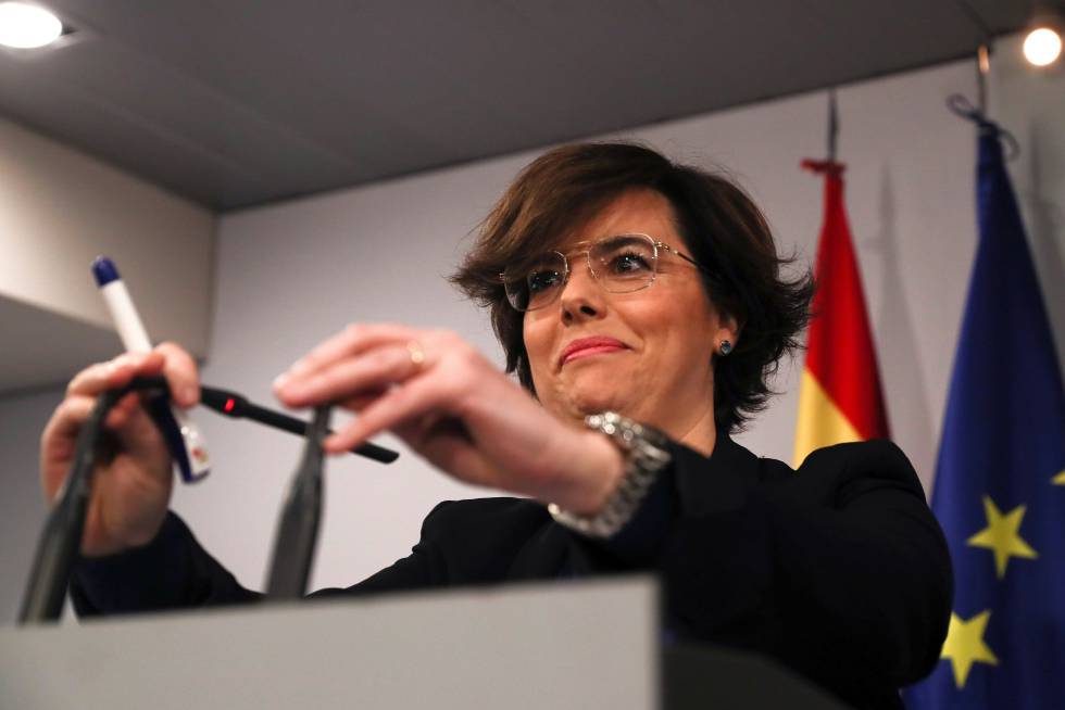 La vicepresidenta del Gobierno, Soraya Sáenz de Santamaría, poco antes de anunciar el jueves que el Ejecutivo recurriría ante el Tribunal Constitucional la investidura de Puigdemont. 