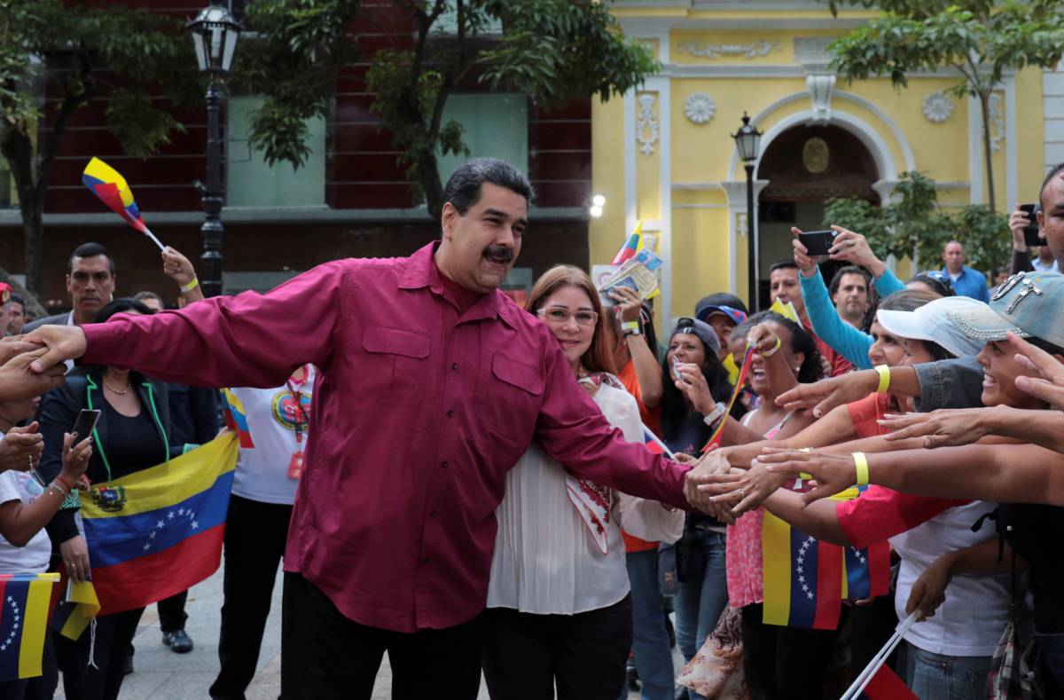El presidente venezolano saluda a simpatizantes al llegar a un acto con mujeres en Caracas.