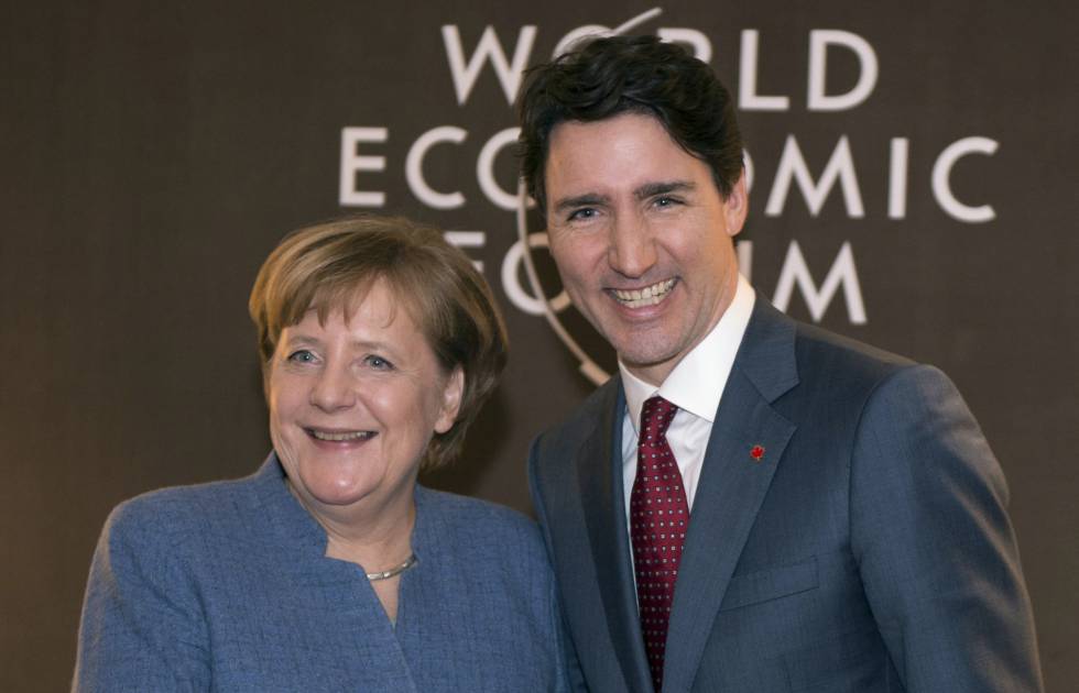 La canciller Angela Merkel junto al primer ministro canadiense Justin Trudeau en el Foro de Davos.