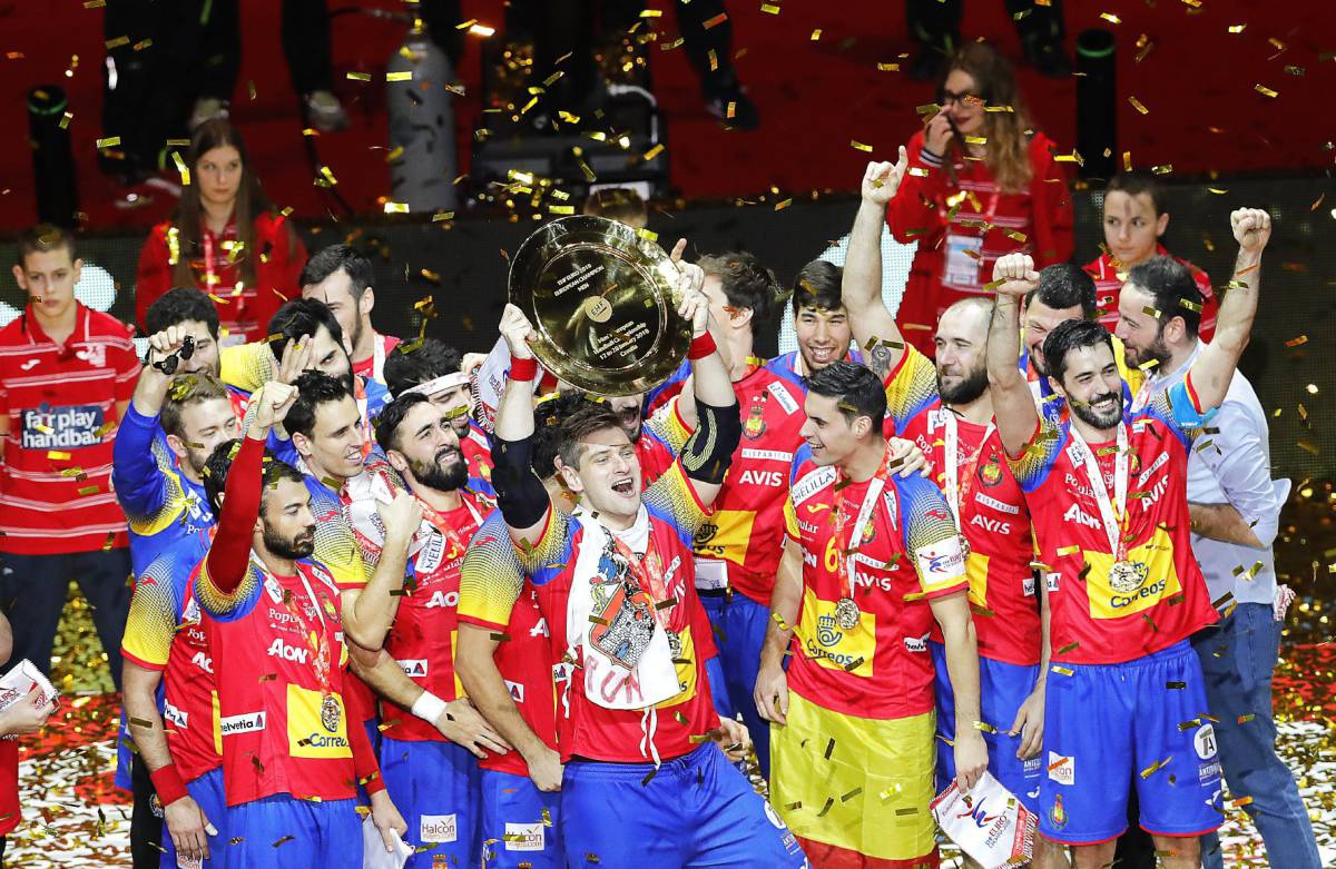 La selecci&oacute;n con las medallas y el trofeo.