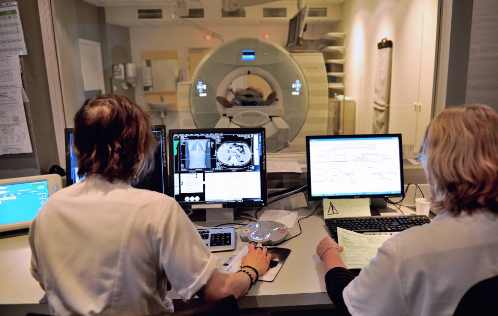 Un paciente oncológico se somete a un escáner en un hospital francés.