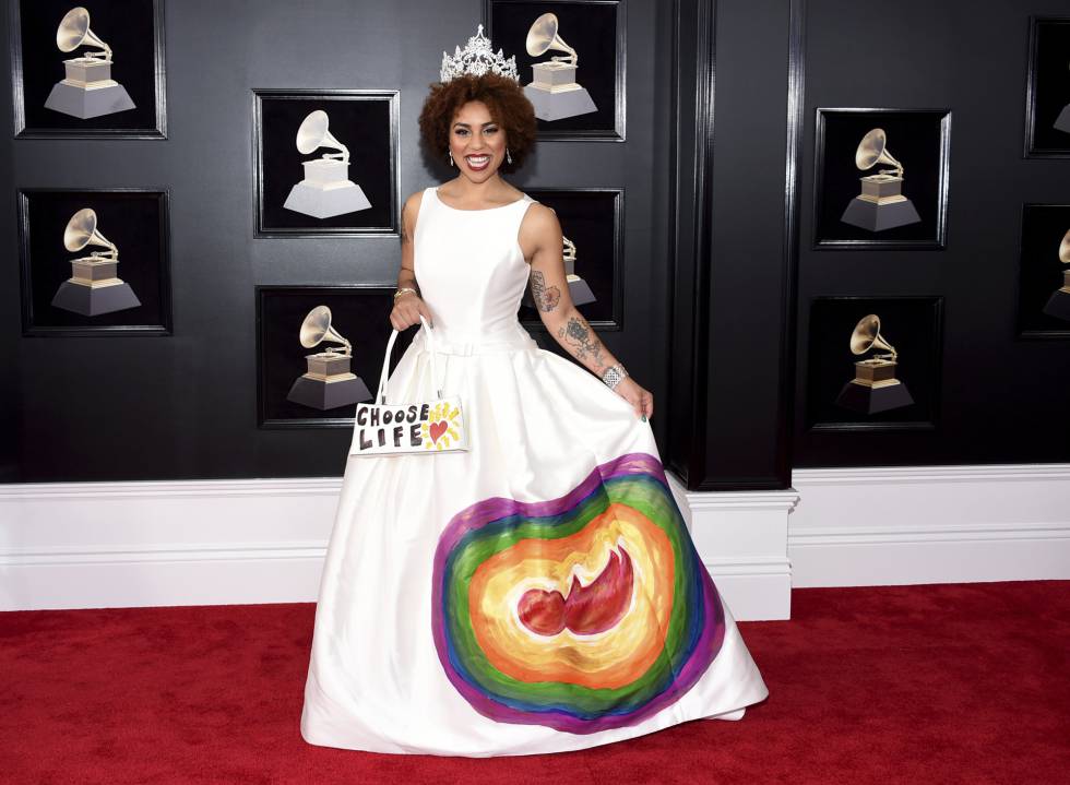 el vestido 'antiabortista' de joy villa en los grammy | gente y