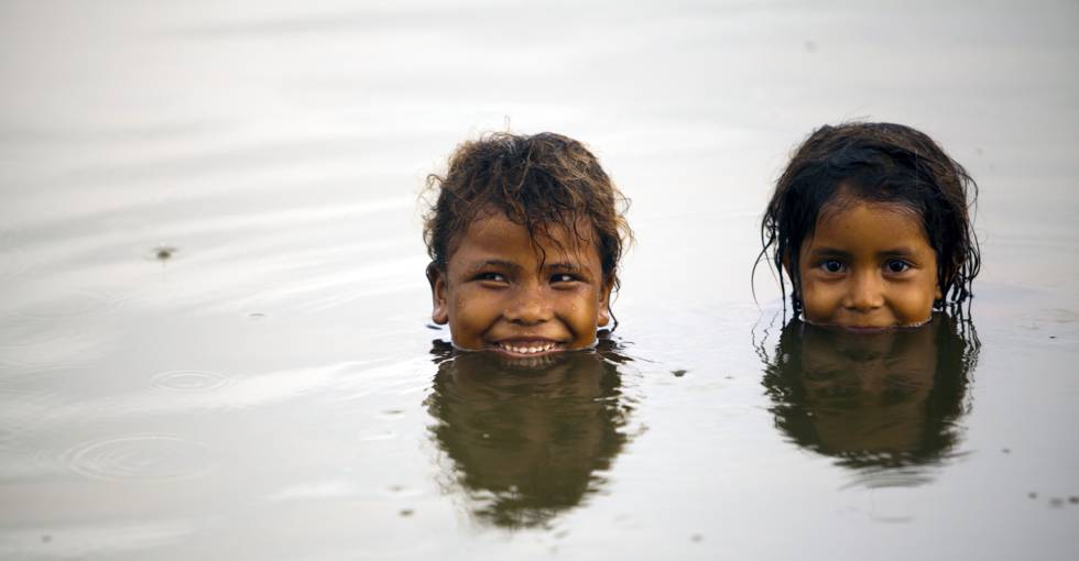 Dos niñas se bañan en la Ciénaga Grande de Santa Marta.