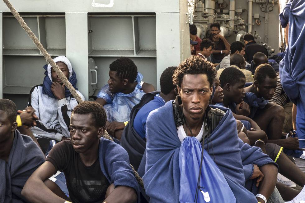 Migrants aboard the Cantabria, silent witnesses to the conflict.