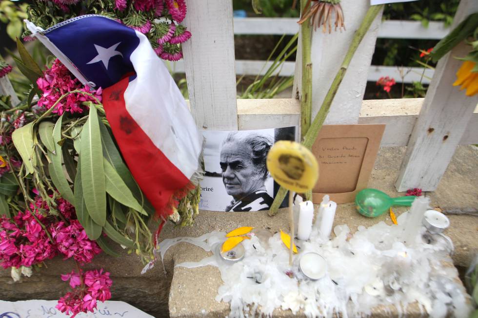 Detalle de un altar en honor a Nicanor Parra frente a su casa en Las Cruces. 