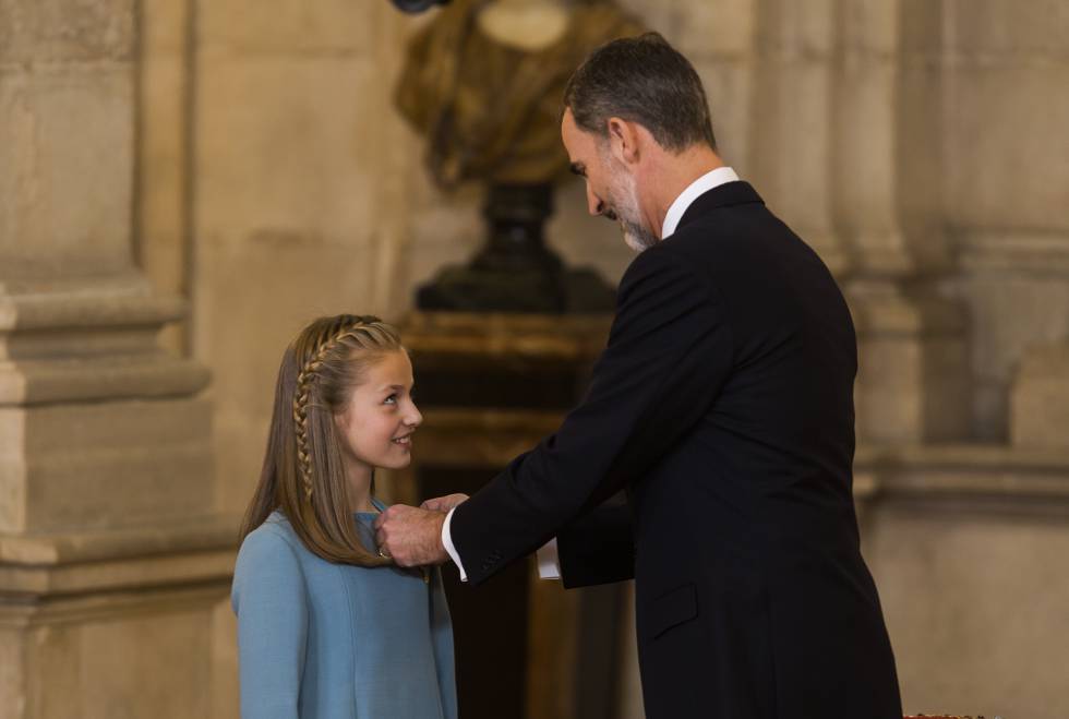 El Rey impone el Toison de Oro a dona Leonor en su primer acto oficial en el Palacio Real. 