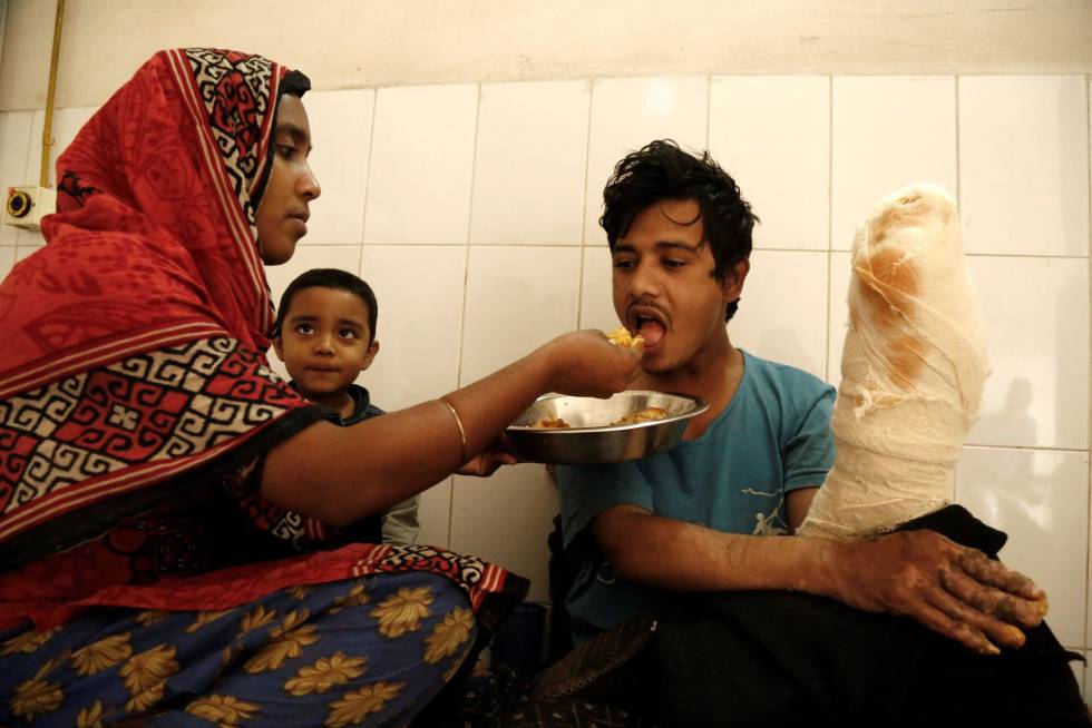Abul Bajandar recibe comida de manos de su esposa, Halima Akter.
