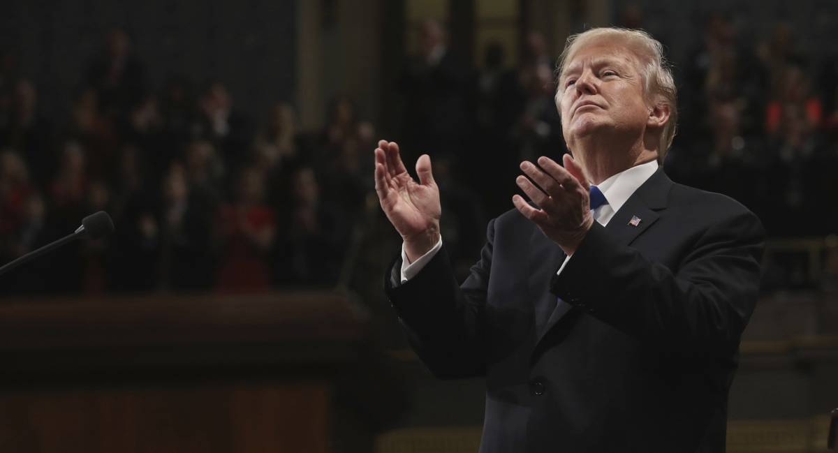 Donald Trump aplaude durante el discurso del estado de la Unión.