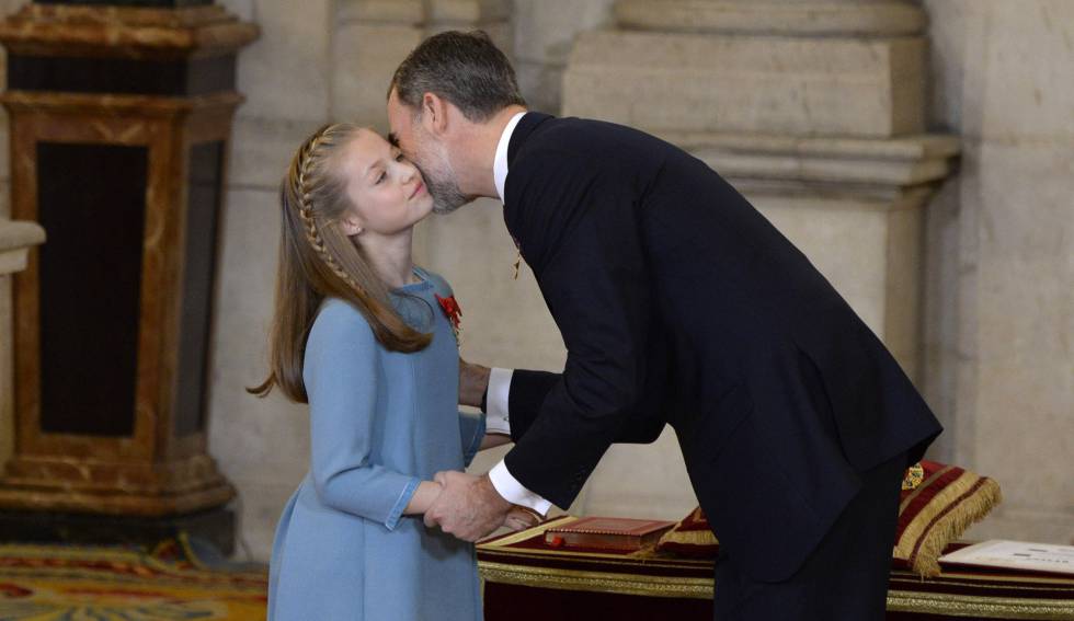 La princesa Leonor besa a su padre, Felipe VI, tras recibir el Toisón de oro.