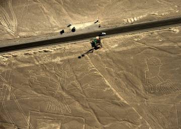 Un camión daña las milenarias Líneas de Nazca en Perú