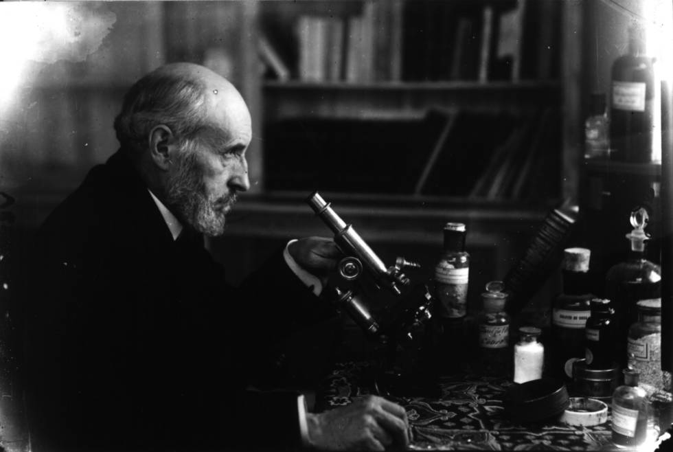 El investigador Santiago Ramón y Cajal, en su laboratorio.