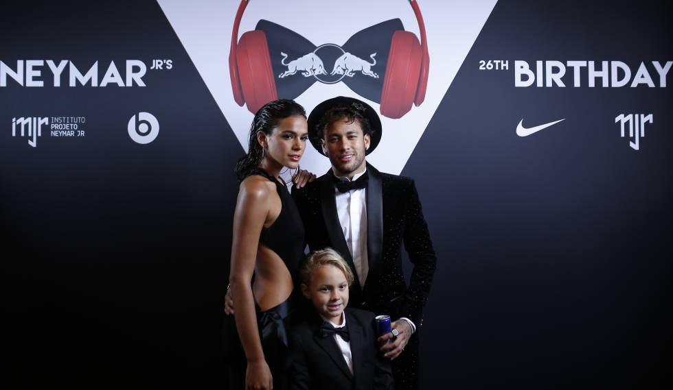 Neymar con su novia Bruna Marquezine and su hijo Davi Lucca da Silva Santos.