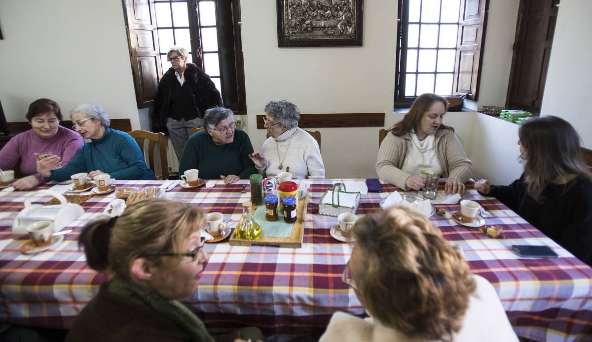 Participantes en el proyecto desayunan en el comedor del convento de San Francisco de Betanzos.