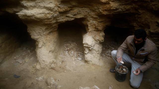 Abdelkarim, en las tumbas halladas bajo su casa.