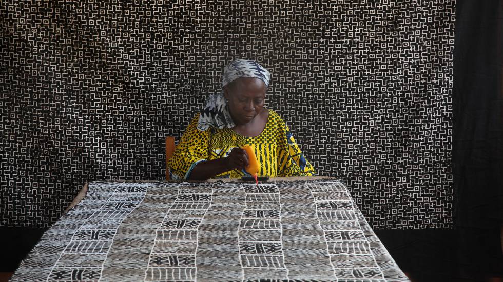 Mujer trabajando sobre un bogolan en Malí.