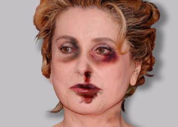 Un retrato de Catherine Deneuve como víctima de violencia machista en respuesta a su manifiesto