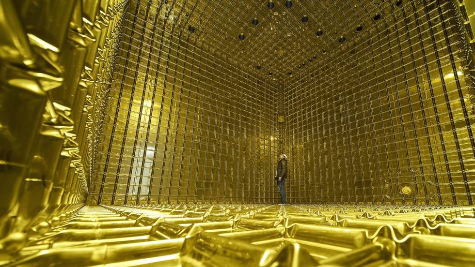 Interior vacío de un prototipo en miniatura (protoDUNE) para el detector de neutrinos propuesto.