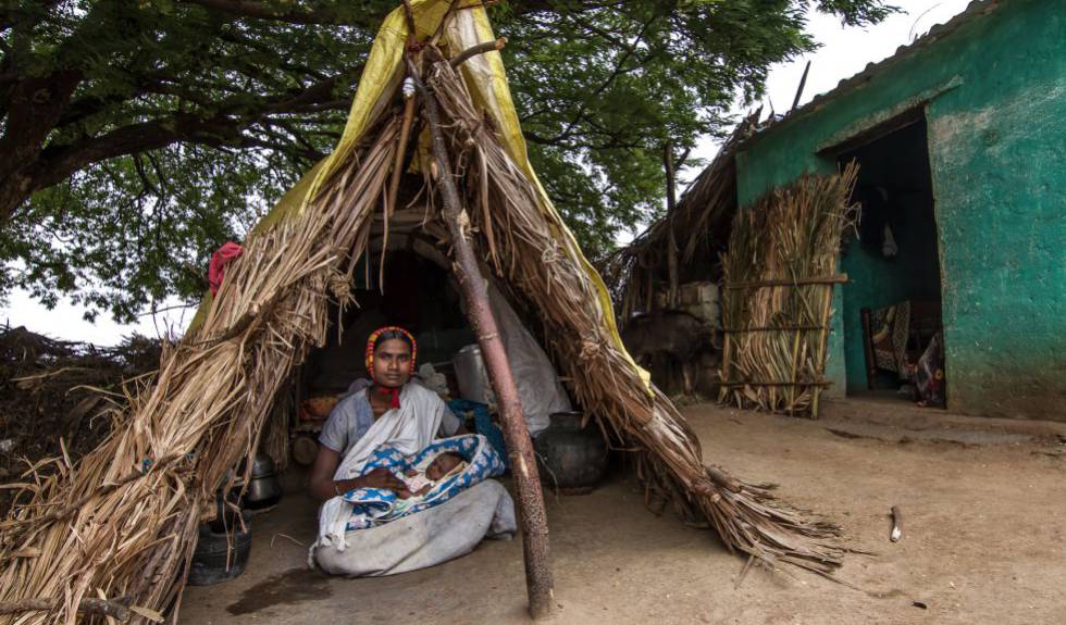 Dodakka, de 20 años, es de la casta kadugolla y vive en la aldea de Gollarahatti, en el Estado de Andhra Pradesh. Durante los dos primeros meses de su hija estuvo viviendo en una choza apartada de la residencia familiar.