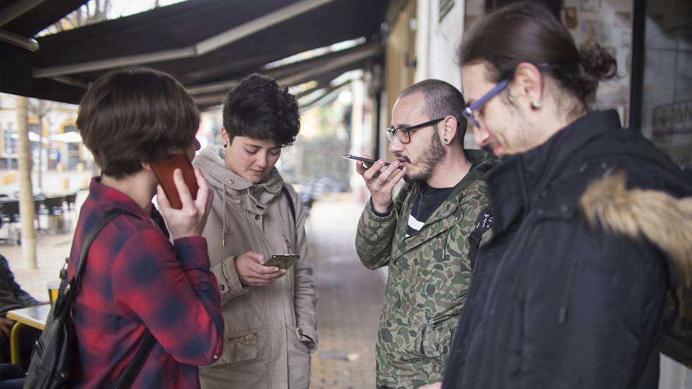Un grupo de jóvenes usando sus móviles en Sevilla.