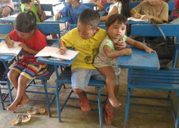 Alumnos canguro: niños que asisten a clase mientras cuidan a sus hermanos