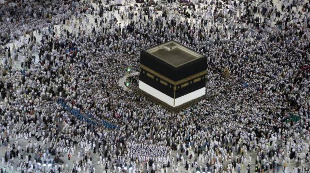 Una multitud se prepara para dar vueltas alrededor de la Kaaba.