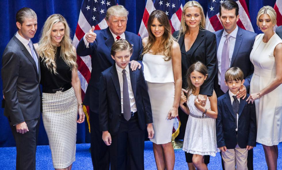 De izquierda a derecha: Eric Trump, Lara Yunaska Trump, Donald Trump, Barron Trump, Melania Trump, Vanessa Haydon Trump, Kai Madison Trump, Donald Trump Jr., Donald John Trump III e Ivanka Trump en 2015.