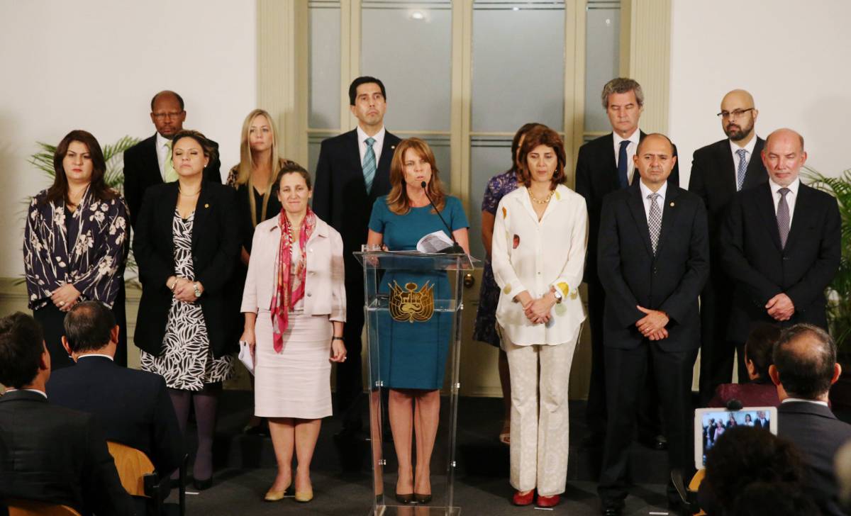 La canciller de Perú, en el centro, ayer.