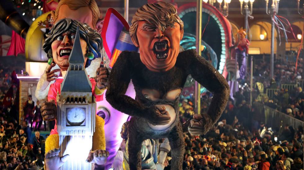 Una carroza con la imagen del presidente de Estados Unidos, Donald Trum, en el Carnaval de Niza, en Francia.  