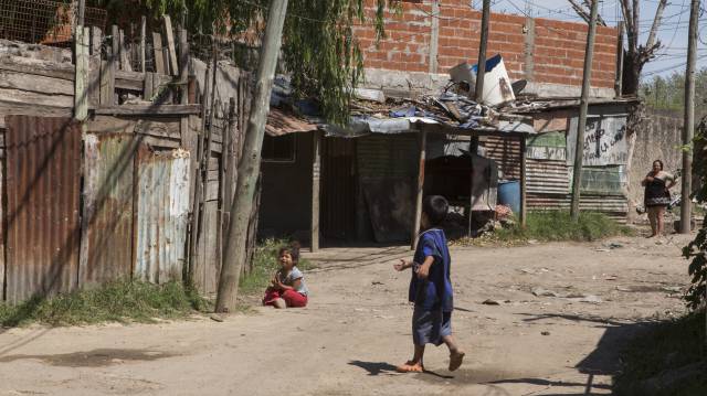 Un par de niños en Villa Inflamable.